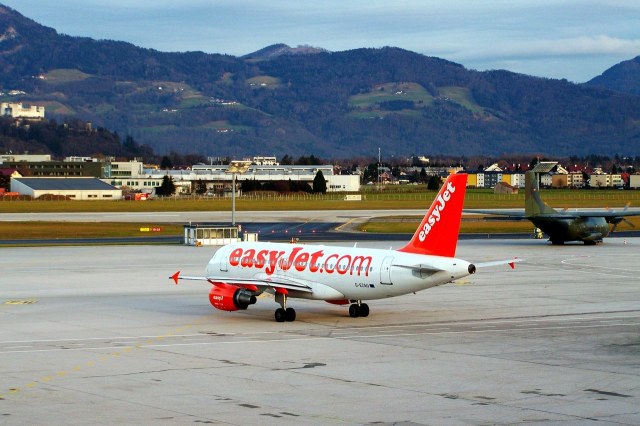 Een vliegtuig van easyJet op Salzburg Airport